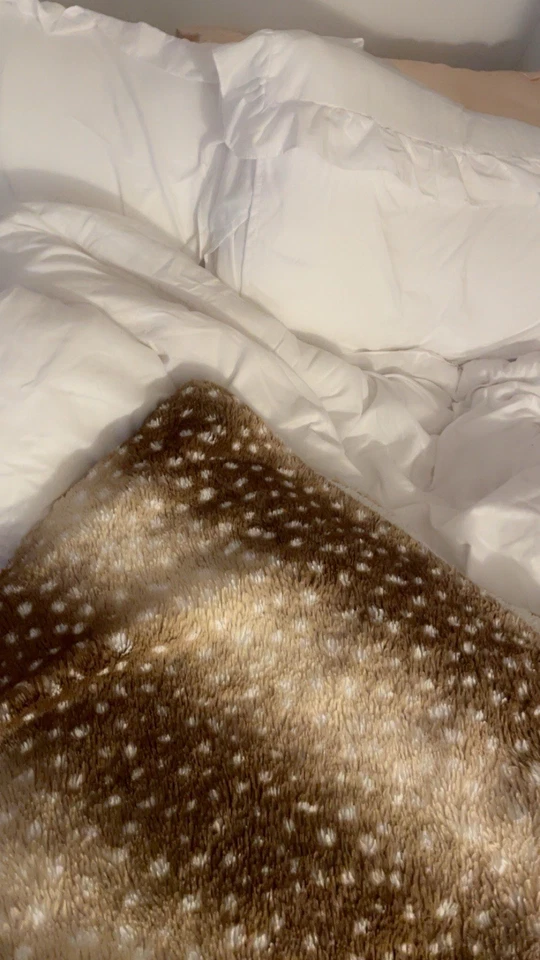 Manta de cervatillo de piel sintética viral de Cozy Bliss Foto 4 de 4