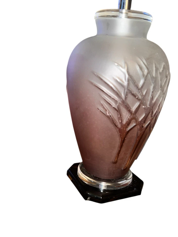 Lámpara de mesa vintage moderna de mediados de siglo de vidrio púrpura esmerilado y Lucite Foto 3 de 4