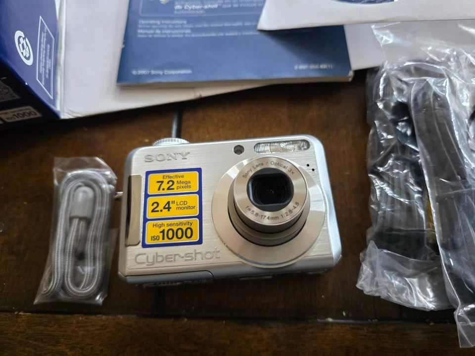 SONY DSC-S700 Cyber-Shot Digital Camera + 2GB Memory Card + USB + Software - Image 2 of 3