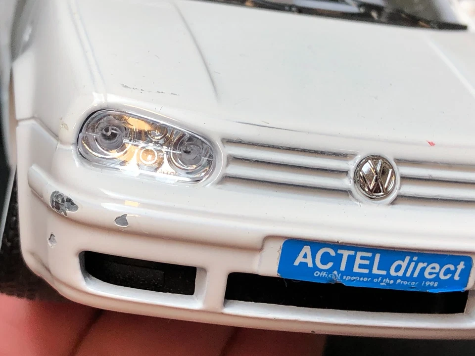 Coche diecast Imperfecto 1:24 BURAGO BLANCO 1998 VOLKSWAGEN GOLF sin caja como está Foto 4 de 4