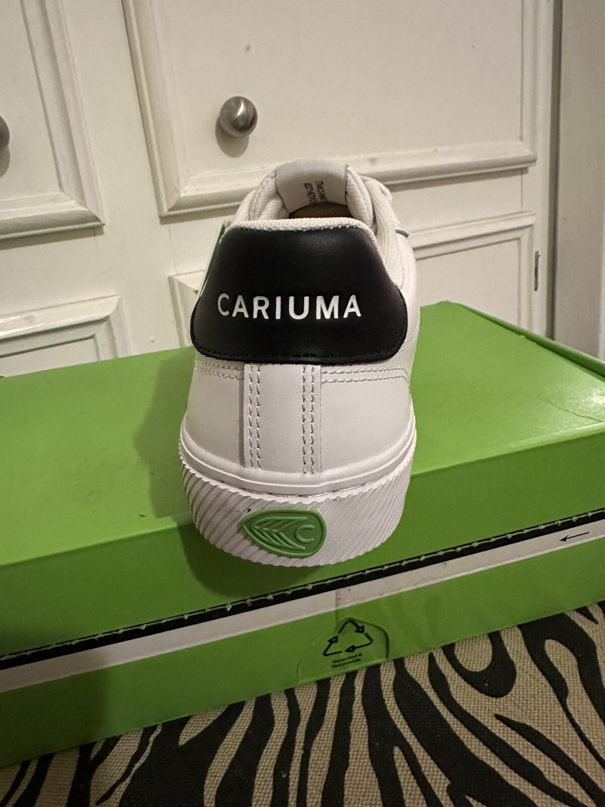 SAOLA Sneaker CARIUMA in pelle bianca taglia 8M 9 5W (solo scarpa sinistra)