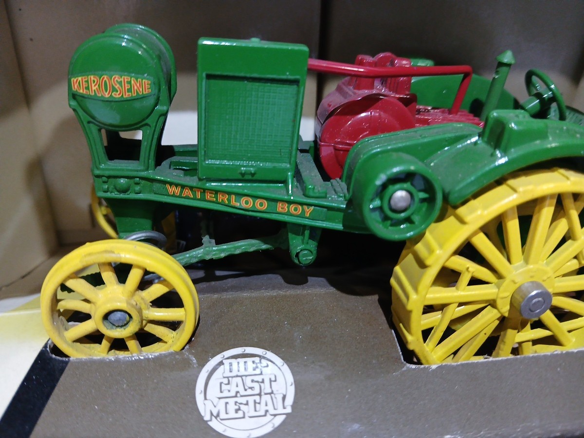 Vintage 1/32 SCALE JOHN DEERE WATERLOO BOY TRACTOR 1993 Metal