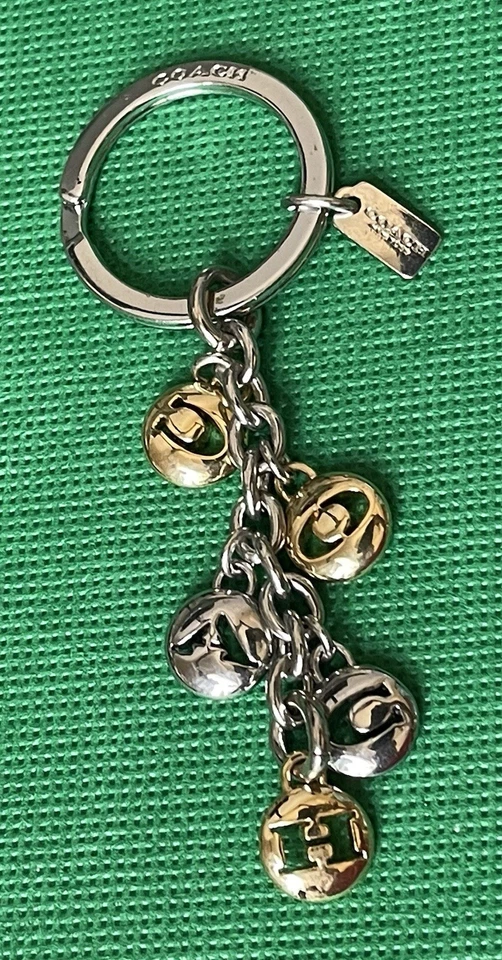 Auténtico llavero de metal COACH Iconic Letters COACH Foto 4 de 4