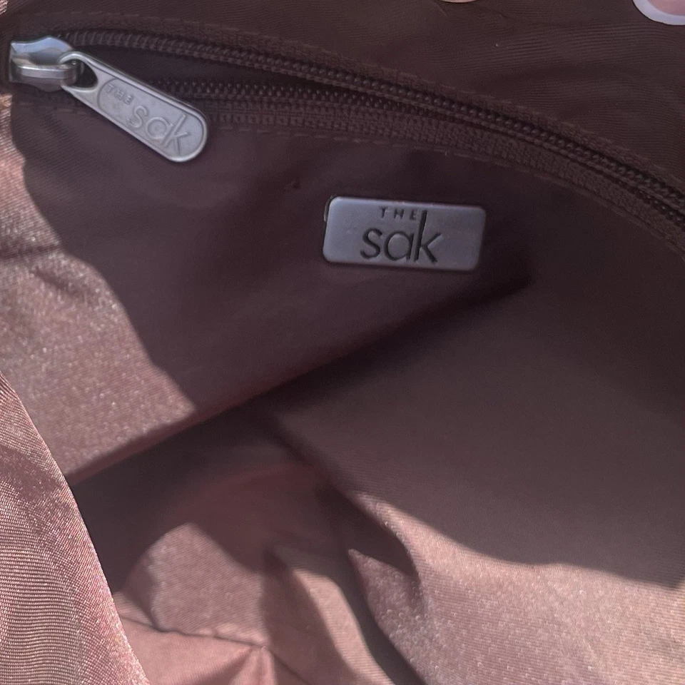 The Sak 棕色懒人针织钱包挎包半月袋中号 — 第 4/4 张图片