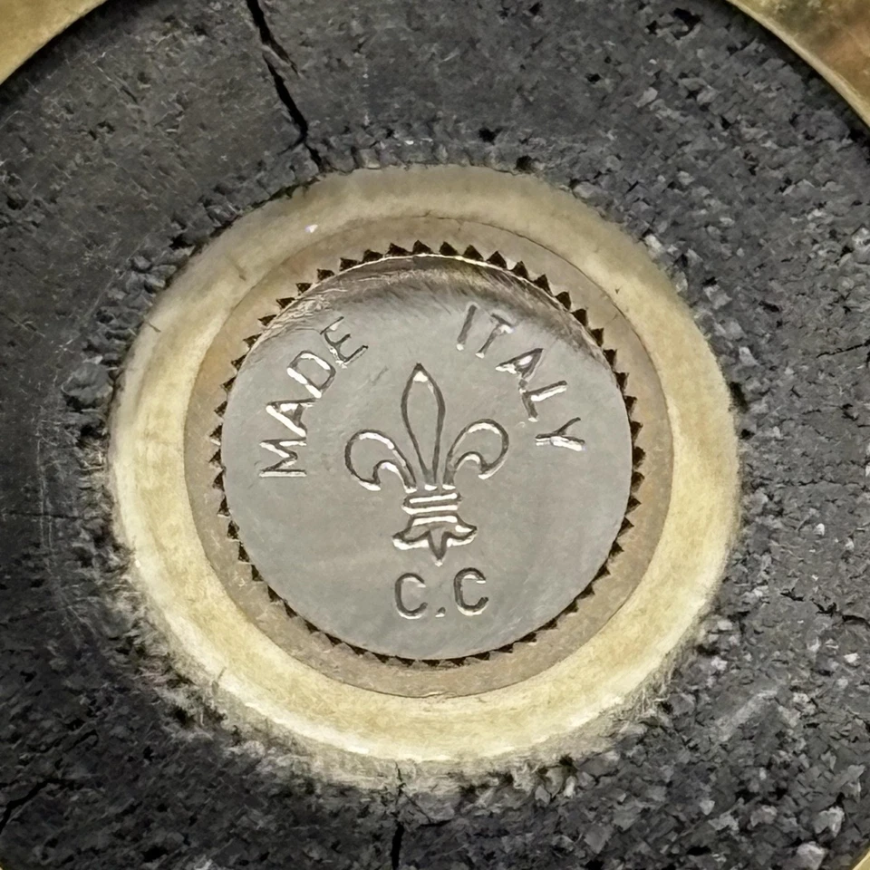 Made in Italy C.C. Molinillo de pimienta de madera alto grande marrón oscuro detalles de latón Foto 4 de 4