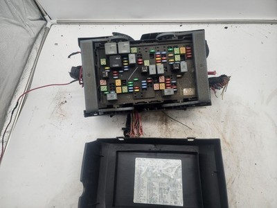 07 08 09 SUBURBAN TAHOE YUKON ESCALADE ENGINE BAY JUNCTION BLOCK FUSE RELAY BOX