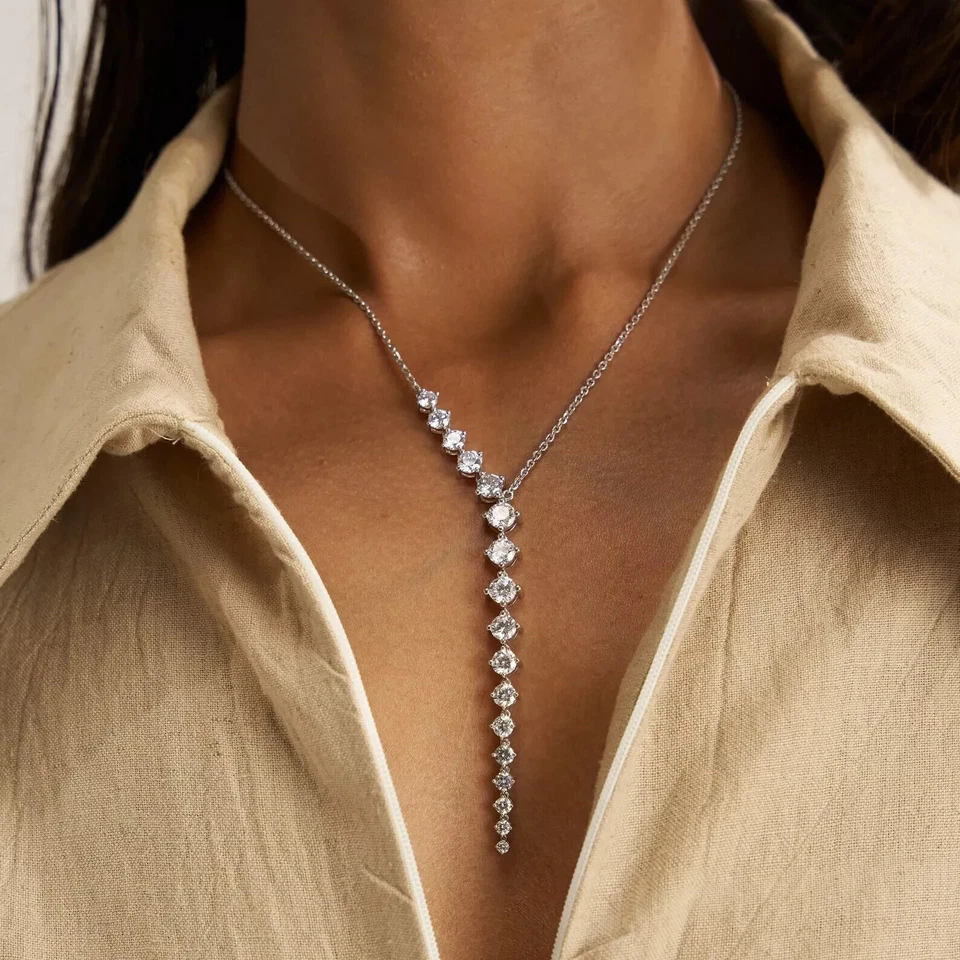 Collar Lariat gota de diamantes de corte redondo de 4 quilates con acabado de oro blanco de 14 quilates Foto 2 de 4