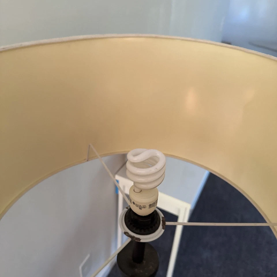 Lámpara de pie de metal Pottery Barn con botón de apagado/encendido del pie Foto 4 de 4