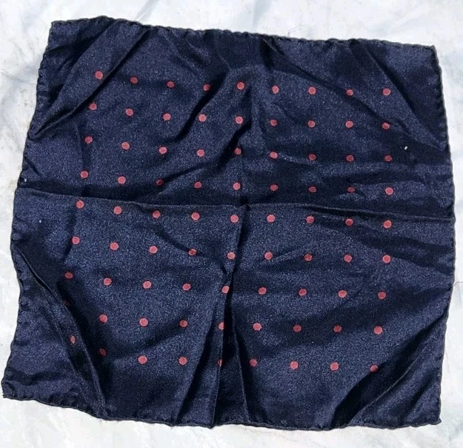 Elegante bolso quadrado de seda tecido azul com pequenas bolinhas rosa feitas à mão na Itália - Imagem 2 de 3