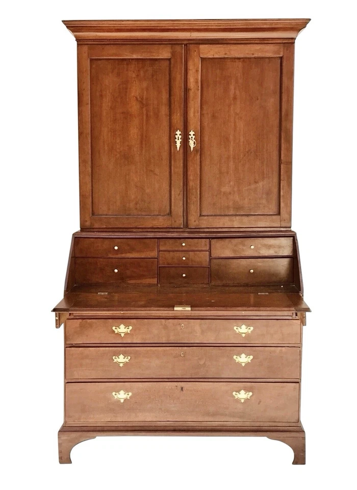 Antiguo escritorio de secretaria de cereza Connecticut del período Chippendale antiguo  Foto 2 de 4