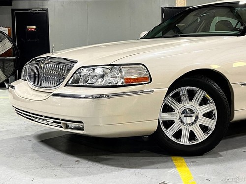2003 Lincoln Town Car CARTIER - CLEAN CARFAX - 2 OWNER - SOUTHERN CAR - Picture 2 of 24