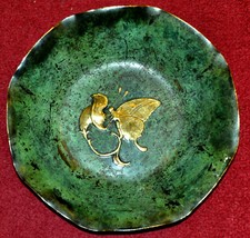 Mosiężna miska, zielona patynowana,środkowy kwiat z motylem, mosiądz polerowany