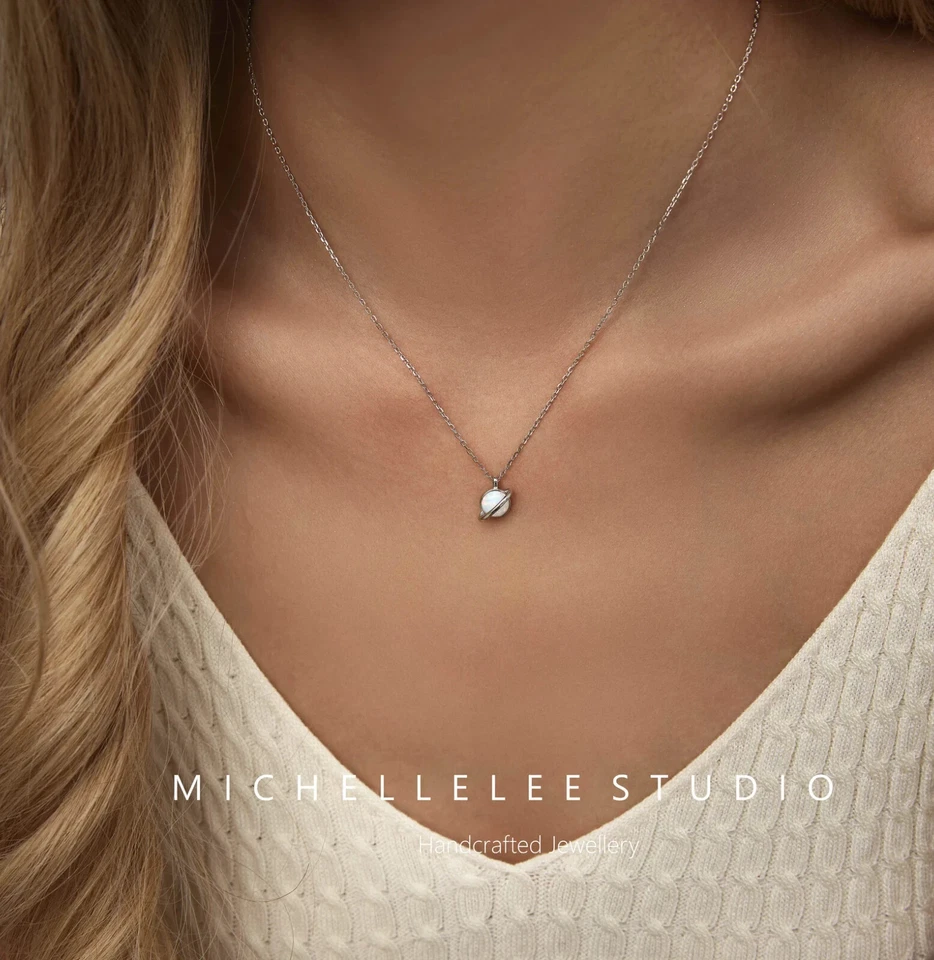 Colar Pingente Planeta Opala Fogo Branco, Colar Saturno, Colar Celestial - Imagem 3 de 4