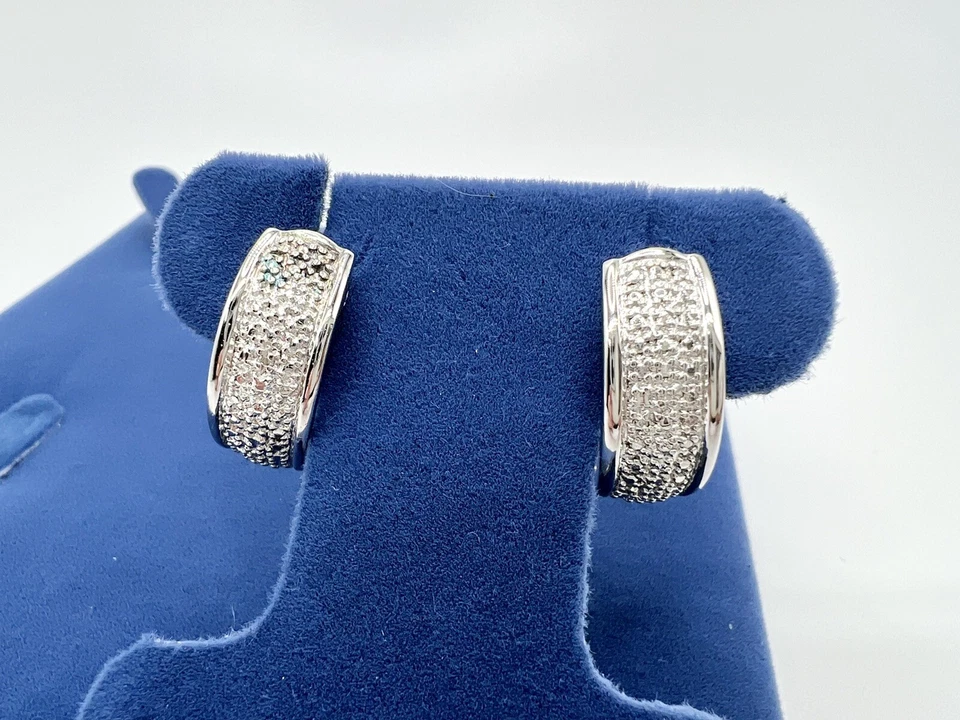 Juego de aros y collar con detalles de diamantes y plata enchapados en platino Foto 4 de 4