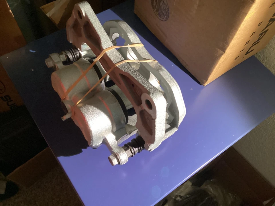 Pinza de freno delantera derecha genuina OEM NUEVA 26292AG042 modelos Subaru Foto 3 de 4