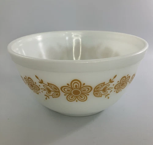 Vintage Pyrex Butterfly Gold 1-1/2 Quart 402 Nesting Mixing Bowl Orange on White