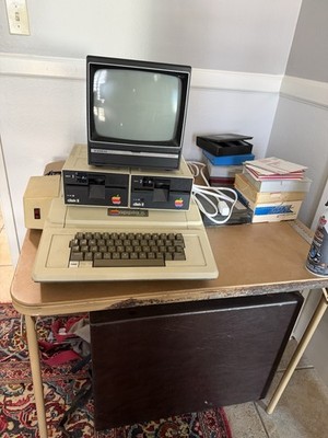 AppleⅡ plus diskⅡ 2台 モノクロディスプレイモニタ Apple II Plus Computer w/ Dual Disk II Drives Sanyo Monitor VM4509