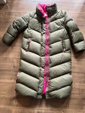 Stylischer Steppmantel in grün mit pinken Nähten abgesetzt