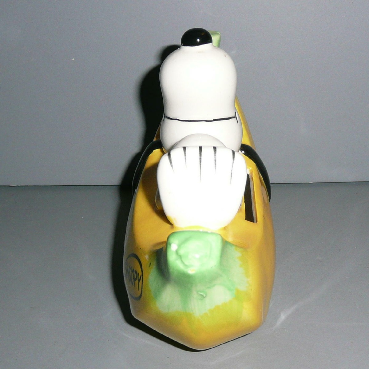 スヌーピー　イタリーバンク Vintage Japan Peanuts Gang SNOOPY LAYING ON BANANA Ceramic