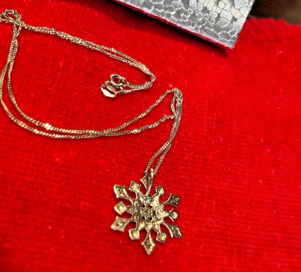 Copo de nieve vintage de plata de ley .925 con circonitas blancas de 1" de circunferencia y enlace de 16" Foto 4 de 4