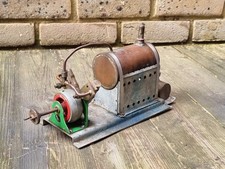 Eine V Twin Frischdampfmaschine und Kessel mit einem Brennspiritusbrenner.