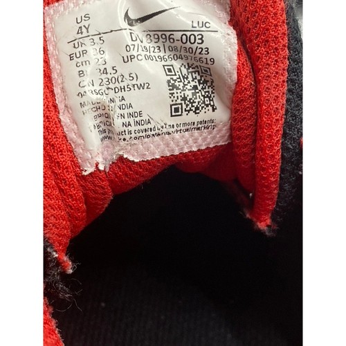 Nike Kinder Schwarz-Rot Grundschule Team Hustle Schnürschuhe D11 Turnschuhe Größe 4Y - Bild 8 von 8