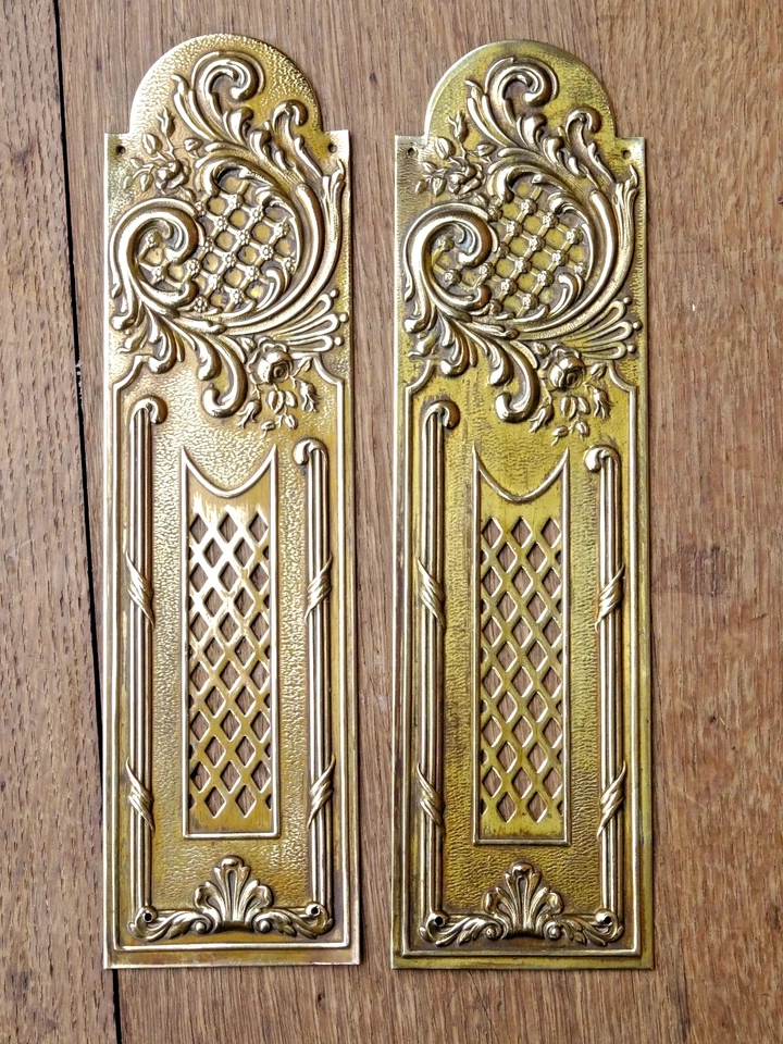Paire d'anciennes plaques de propreté laiton ornement de porte 22,5 cm - Photo 1/4