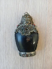 Tabatière tibétaine 19e siècle en corne, argent et pierres semi-précieuses