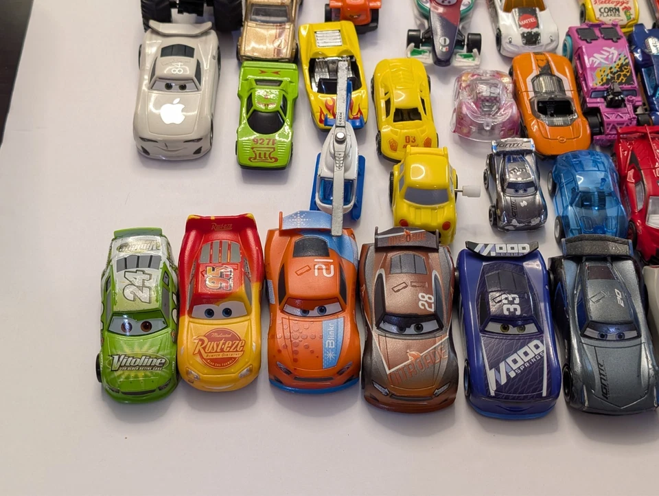 Lote de 40+ coches de juguete mixtos - Disney, Hot Wheels, diecast y plástico, algunos de cuerda Foto 4 de 4