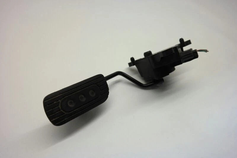 2011 Nissan Versa Gas Accelerator Pedal - Image 3 of 4