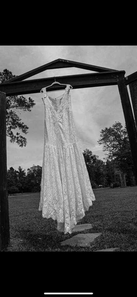 Vestido de novia trompeta cuello en V profundo de encaje con hombros descubiertos marfil Galina Signature Foto 4 de 4