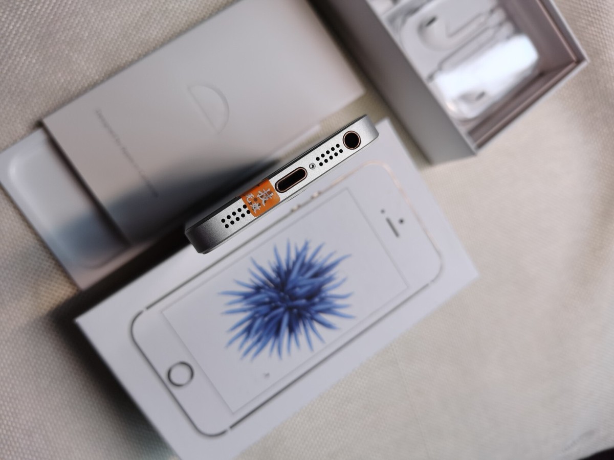 iPhone SE 初代　Silver 64gb Apple iPhone SE 2016 1st Gen 64GB -Silver / White / Gold