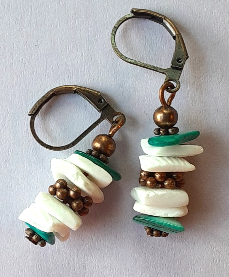 Pendiente AQUA WHITE CLAMSHELL CHIPS COBRE PALANCA artesanal XX Foto 2 de 3