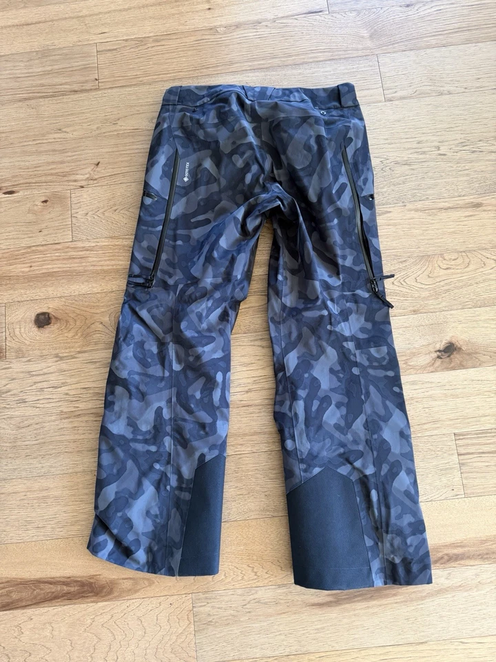 Pantalón Arc’teryx Sabre Goretex 24/25. Grottoflage Foto 2 de 4