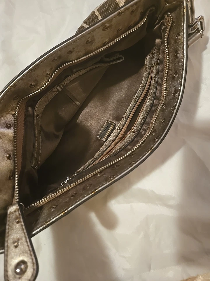 Bolso sin asas G by Guess marrón y dorado con estampado de jirafa Foto 4 de 4