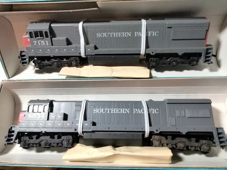 HO Scale Athearn Southern Pacific Un-Powered Dummy Diesel Locomotives - PICK 1 - Image 3 of 4