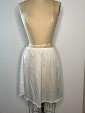 VTG WARNER'S PERFECT MEASUREMENTS*SOFT WHITE NYLON HALF SLIP LACE TRIM*L