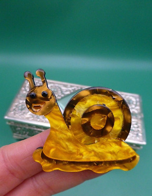 Vintage moderne BROSCHE Handarbeit niedliche goldene Schnecke Insekt Acryl Bakelit Replik