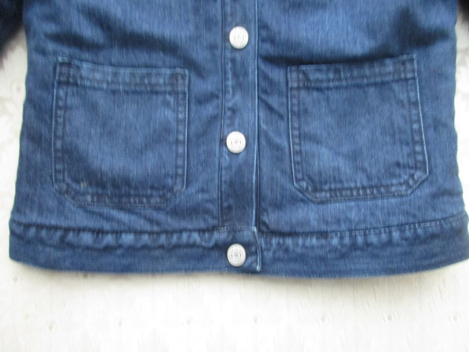 Chaqueta vaquera corta reversible azul sherpa/azul con bolsillos Gap para niños y niñas, grande Foto 3 de 4