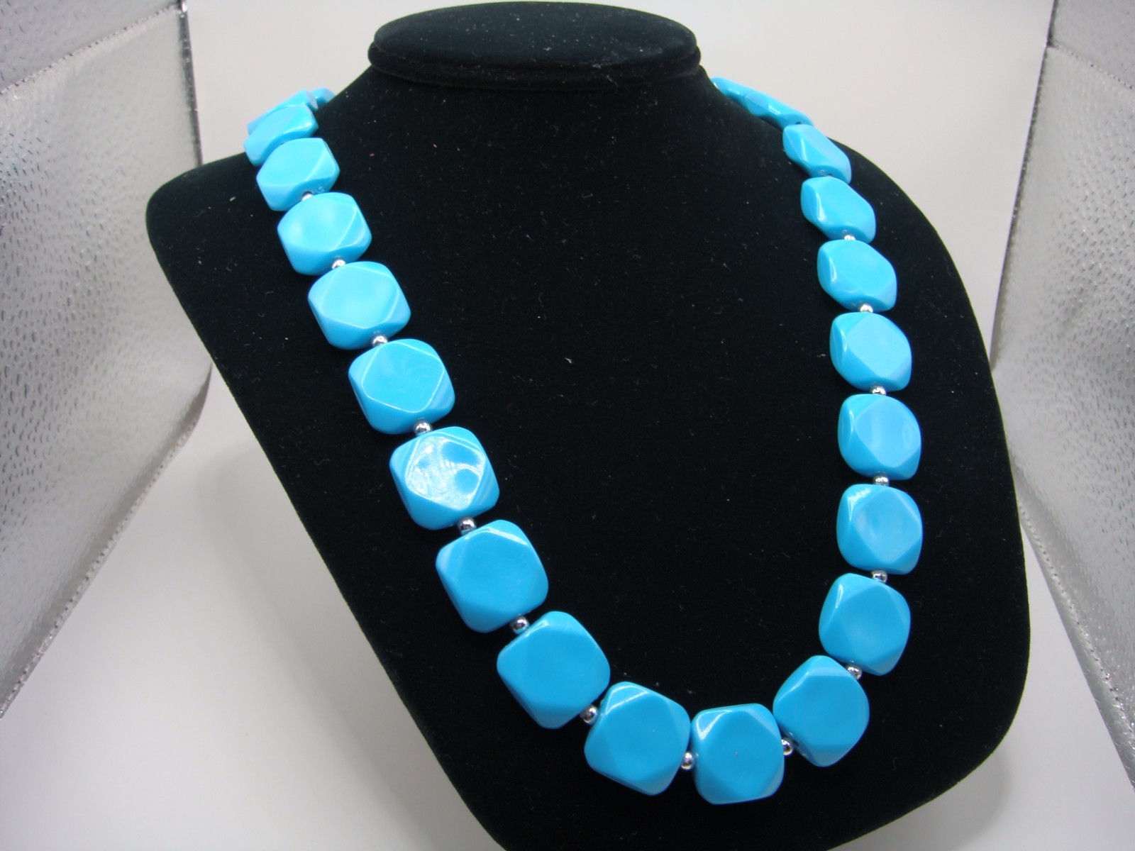 VINTAGE PLASTIC TURQUOISE RECTANGULAR BEAD NECKLA… - image 10