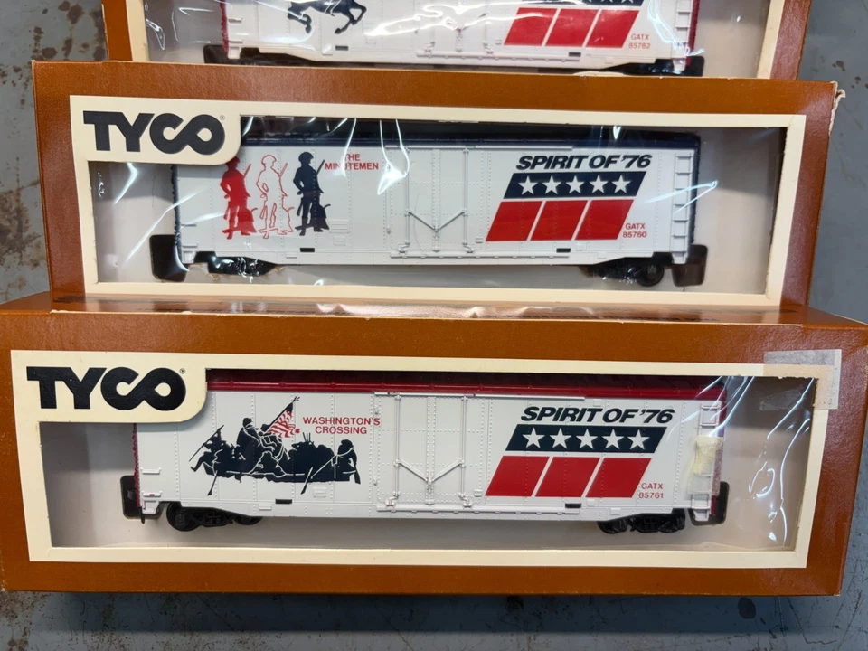 HO 'SPIRIT OF AMERICA' patriotic, red,white & blue Freight set - Image 3 of 3