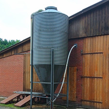 Gro&szlig;es Metall-Silo/Silobeh&auml;lter mit konischem Boden auf Gestell, gerippt