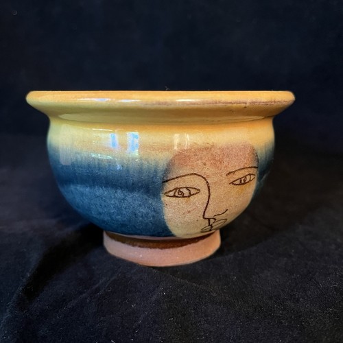 Piccola ciotola ceramica artistica 2 facce femminili firmata blu giallo 4" stile Picasso smaltata - Foto 6 di 13