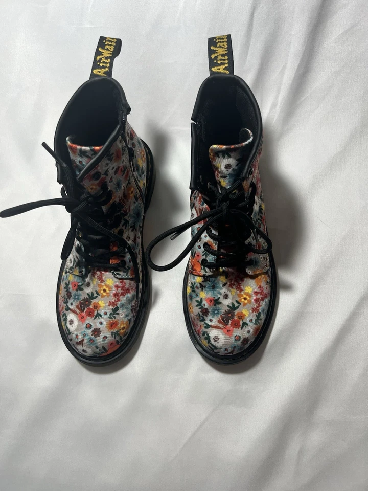 Botas de flores de combate Doc Marten’s Youth Girl usadas en excelente estado talla 4 edición rara usadas una vez Foto 2 de 4