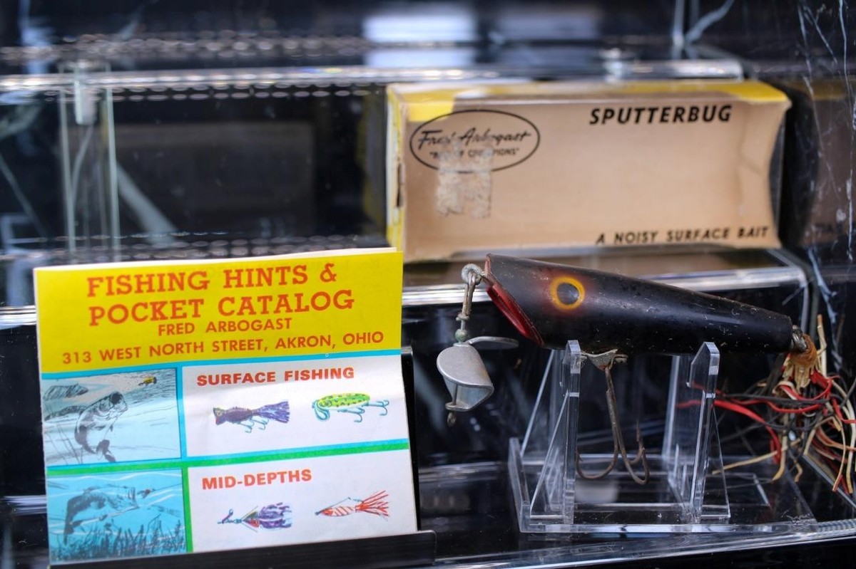 IN BOX - Fred Arbogast Sputterbug 1800 B BLACK CATALOG LURE 1800B