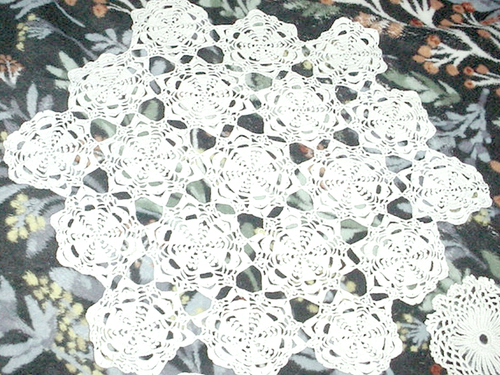 LOT OF 3 LARGE VINTAGE DOILIES ASSORTED HAND CROCHETED DESIGNS - Picture 2 of 5