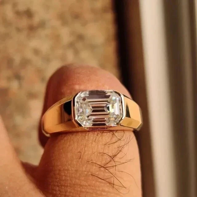 Anel de noivado masculino folheado a ouro amarelo 14K com diamante corte esmeralda 3 quilates criado em laboratório - Imagem 2 de 4