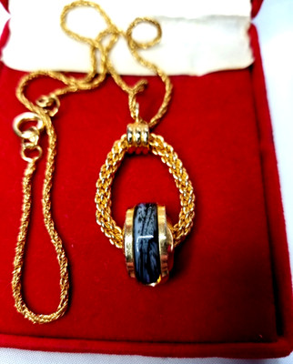 Chateau Necklace Veined Agate on Gold Tone Rope Twisted Chain in Velvet Box
