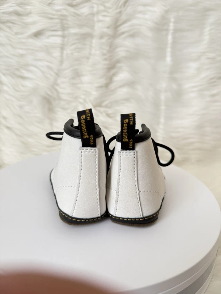 Botas de cuna Doc Martens 1460 blancas con cordones talla 2 de EE. UU. Foto 3 de 4