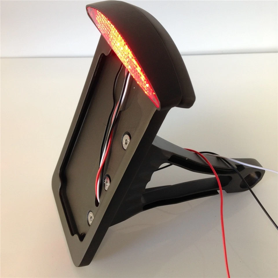 Conjunto de matrícula de montaje lateral para motocicleta luz de freno trasera LED cromada NEGRA Foto 3 de 4